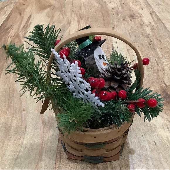 Christmas/Winter Small Floral Basket Design - Picture 5 of 5